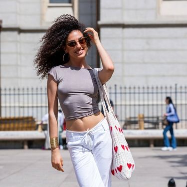 Bijele hlače u street style izdanju ljepotice sa špice