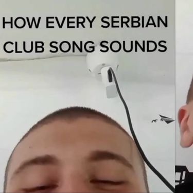 Muškarac koji demonstrira kako zvuče cajke