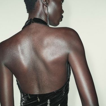 Zara baršunasta crna haljina s aplikacijama, 49,95 eura - 2