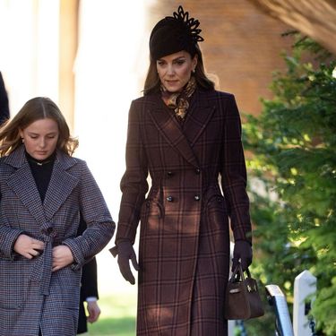 Princeza od Walesa na božićnoj misi u smeđoj boji od glave do pete - 1