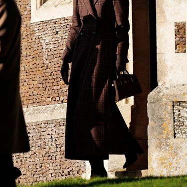 Princeza od Walesa na božićnoj misi u smeđoj boji od glave do pete - 2