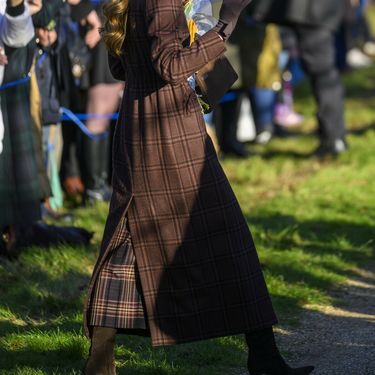 Princeza od Walesa na božićnoj misi u smeđoj boji od glave do pete - 3