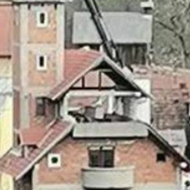 Neobičan ukras na vrhu zgrade u Zagrebu