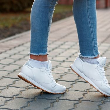 Žena u bijelim tenisicama