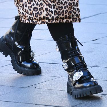 Olja Vori u kaputu s leopard uzorkom i gležnjačama s kristalima - 5