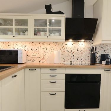 Iva Stipčević Pantalon iz Zadra u svom stanu uredila je bež kuhinju s terrazzo pločicama i crnim sudoperom - 3