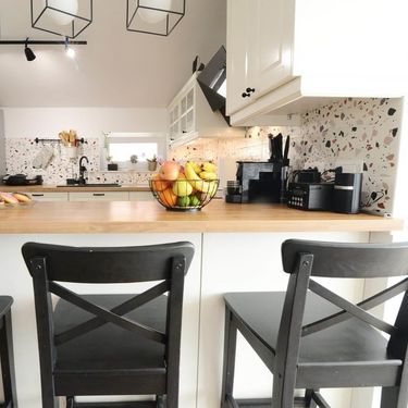 Iva Stipčević Pantalon iz Zadra u svom stanu uredila je bež kuhinju s terrazzo pločicama i crnim sudoperom - 5