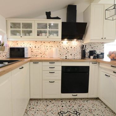 Iva Stipčević Pantalon iz Zadra u svom stanu uredila je bež kuhinju s terrazzo pločicama i crnim sudoperom - 6