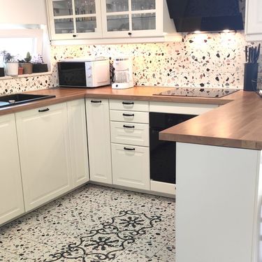 Iva Stipčević Pantalon iz Zadra u svom stanu uredila je bež kuhinju s terrazzo pločicama i crnim sudoperom - 7