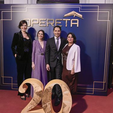 Anica Kovač u baršunastom odijeli i čipkastim štiklama Gianvito Rossi - 3