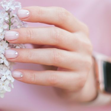 Suptilni detalji osvježit će prirodnu manikuru