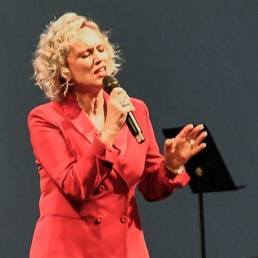 Vanna u crvenom odijelu s potpisom Zorana Aragovića