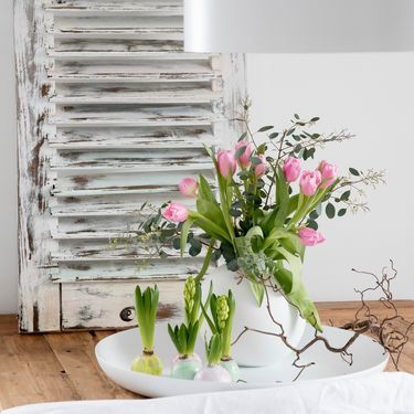 Zelene biljke i listovi dat će vašim tulipanima još prirodniji dojam