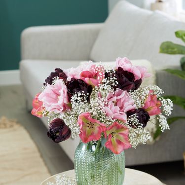 Sitno bijelo cvijeće poput gipsofile divno će istaknuti tulipane