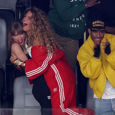 Blake Lively u crvenoj trenirci na Super Bowlu - 2