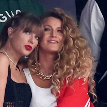 Blake Lively u crvenoj trenirci na Super Bowlu - 3