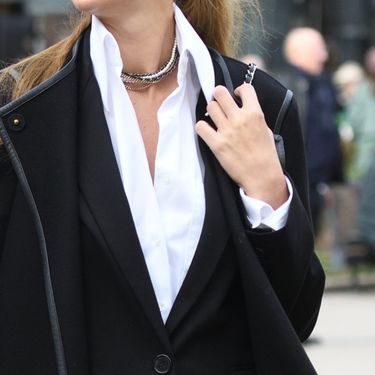 Bijela košulja kraljica je i street style kombinacija na hrvatskim ulicama