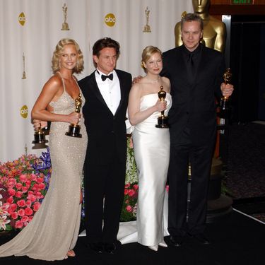 Charlize Theron u Guccijevoj haljini na dodjeli Oscara 2004. godine - 3