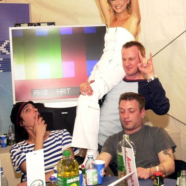 Maja Šuput na Dori 2003. s članovima grupe Kawasaki 3p