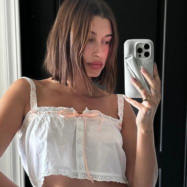 Brend Rhode, koji je osnovala Hailey Bieber, izbacio je maskicu za mobitel koja služi i kao držač balzama za usne - 3