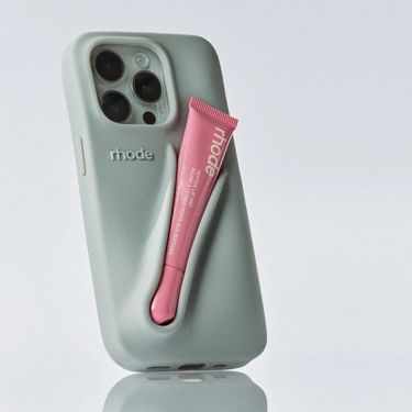 Brend Rhode, koji je osnovala Hailey Bieber, izbacio je maskicu za mobitel koja služi i kao držač balzama za usne - 5