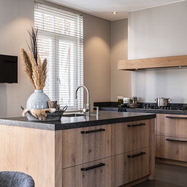 Elegantan stan uređen s puno crne boje - 1