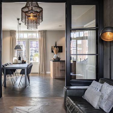 Elegantan stan uređen s puno crne boje - 3