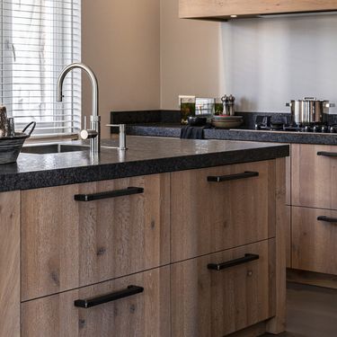 Elegantan stan uređen s puno crne boje - 8