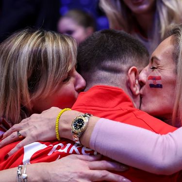 Rukometašima su supruge, djevojke i majke čestitale poljupcima