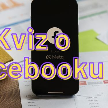 Mobitel s upaljenim Facebookom na stolu i naslov kviza