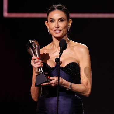 Demi Moore na 30. dodjeli nagrada Critis Choice u Schiaparelli haljini