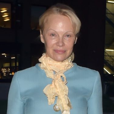 Pamela Anderson u Diorovu kompletu u Londonu 2025. - 2