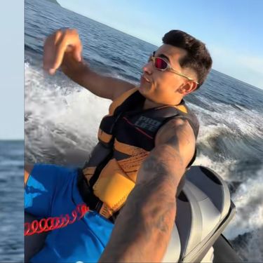 Influencer na Jetskiju i par usred zabave