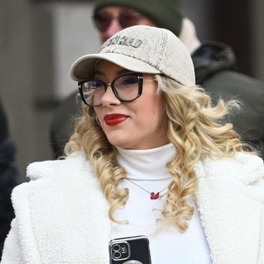 Neustrašiva mlada dama u odvažnim čizmama