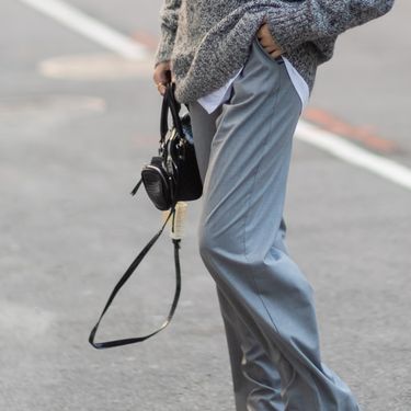 Žena u sivim hlačama