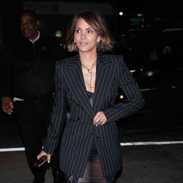 Glumica je preko haljine nosila sako na prugice