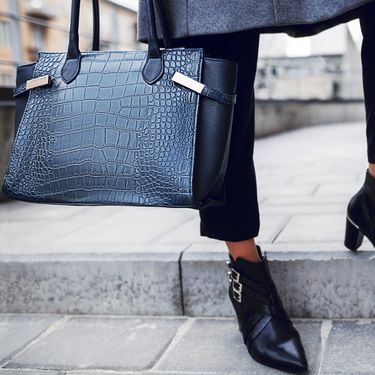 Crne hlače s porubom do gležnja popularan su izbor za poslovne kombinacije