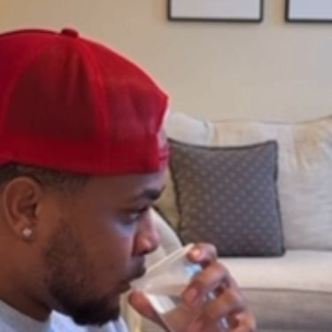 Vlasnik ispred psa koji ga osuđuje