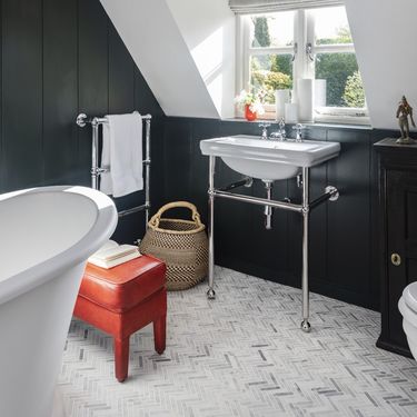 Pločice s uzorkom riblje kosti u kupaonici - 11