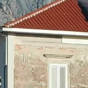 Muškarac koji pije kavu na nedovršenom balkonu