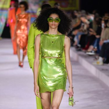 Metalik mini haljina iz Versacejeve kolekcije za proljeće / ljeto 2022. godine