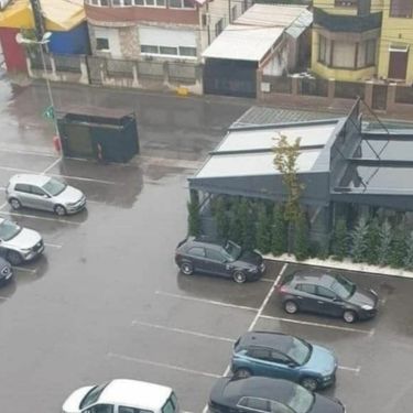 Neobičan detalj na parkiralištu ispred trgovine