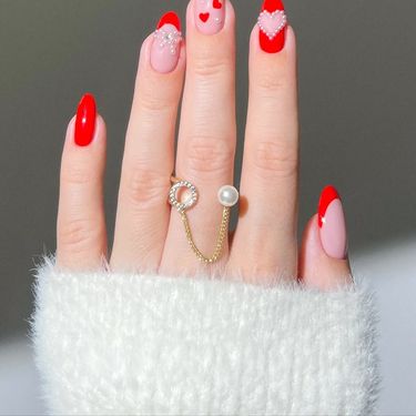 Manikure s crvenim detaljima
