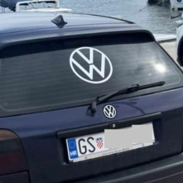 Automobil Golf s bizarnim natpisom na braniku