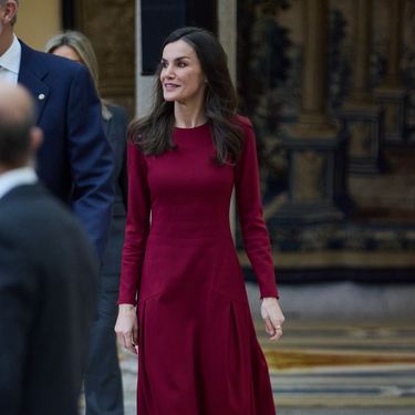 Kraljica Letizia u crvenoj haljini i crnim salonkama