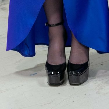 Lakirane platforme sjajno su se uklopile u ovo izdanje