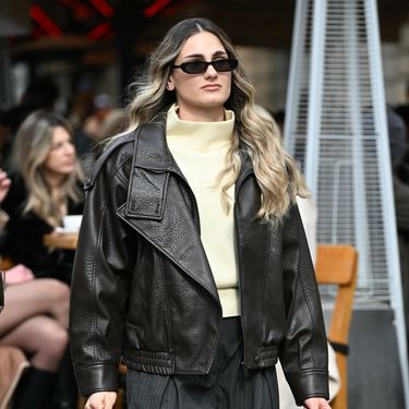 Izdanje sa špice u širokih hlačama