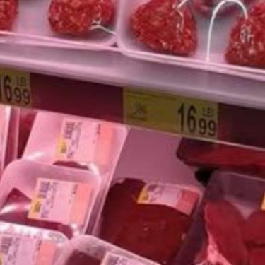 Polica u trgovini s mesnim proizvodima u obliku srca