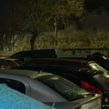 Automobil prepun plavih papirića na parkiralištu u Oroslavlju