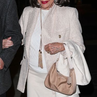 Dama Joan Collins u legendarnim Chanelovim slingback sandalama - 4